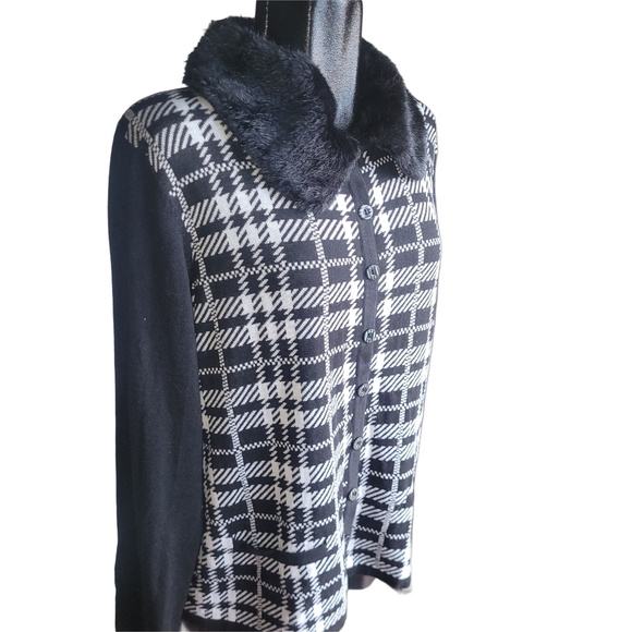 Claire France Black and White Sweater with Removable Faux Fur Collar 1X - Picture 2 of 6